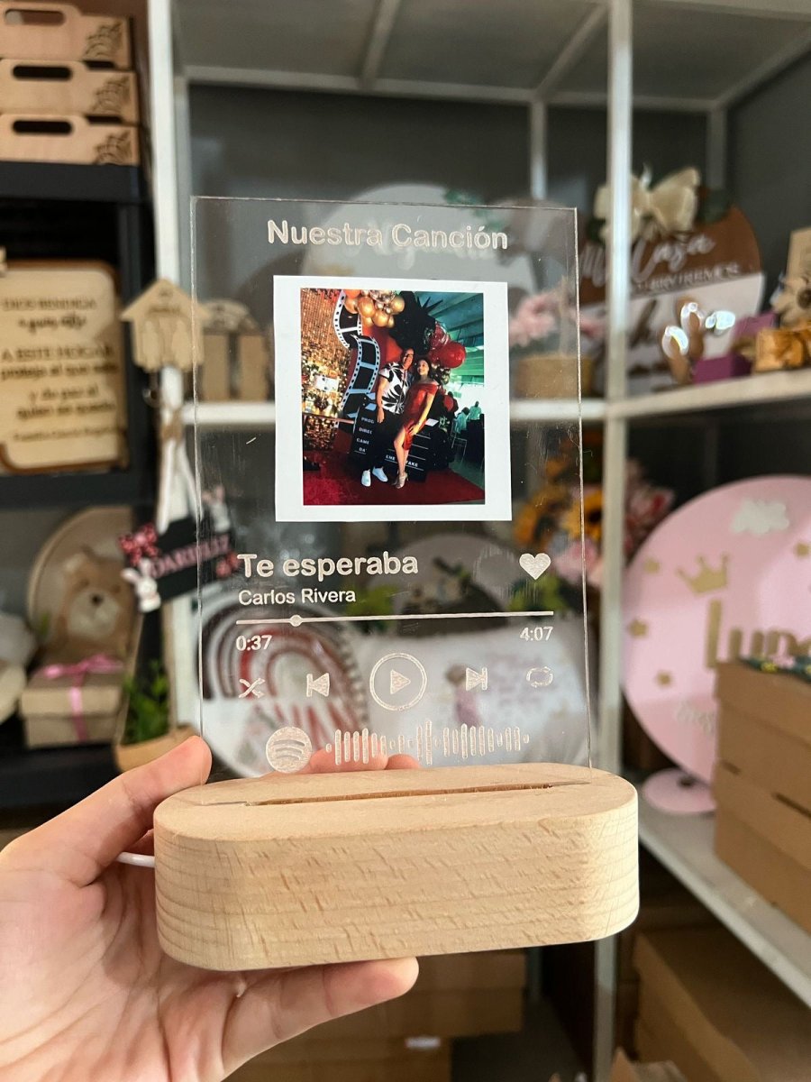 Regalo con cancion de spotify en lampara led de madera - Felt Craft RD