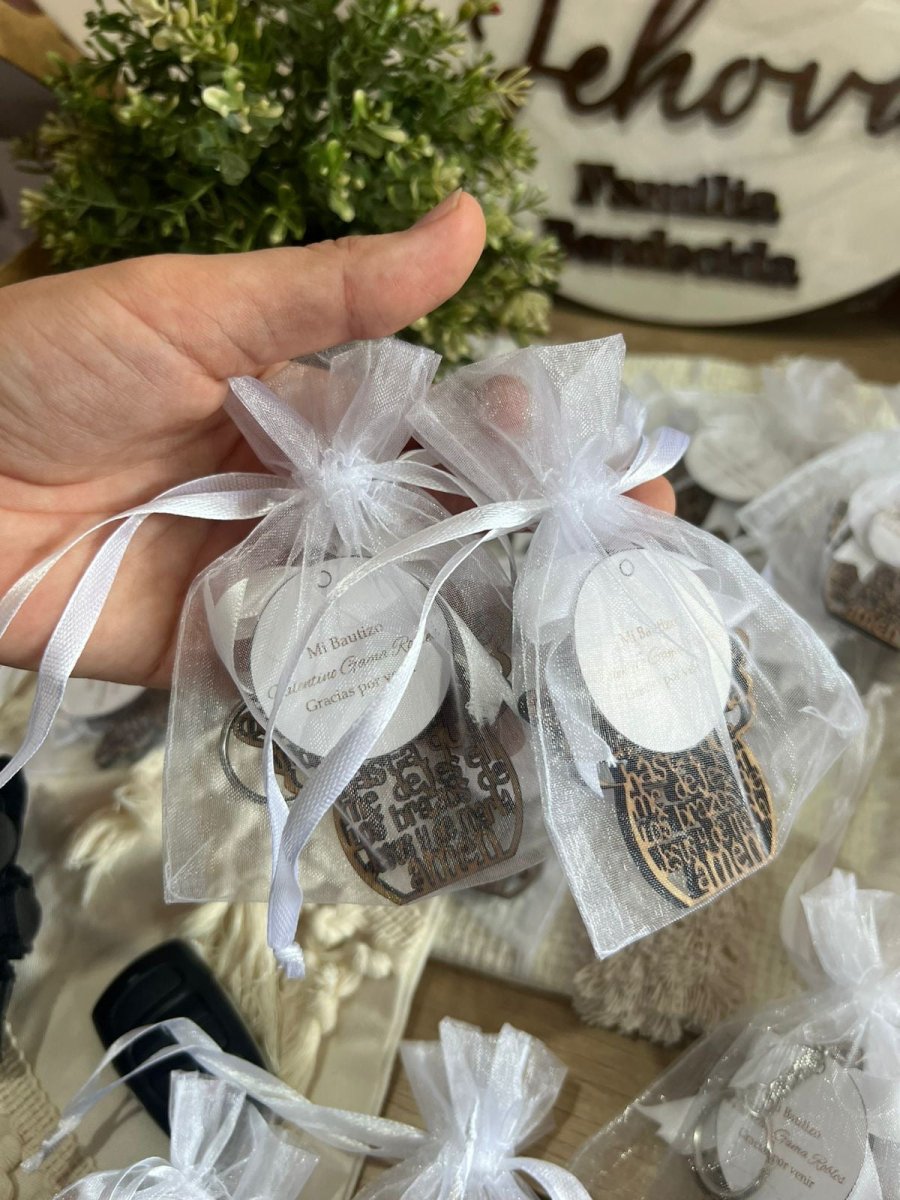 Detalle del grabado en souvenir de bautismo en madera