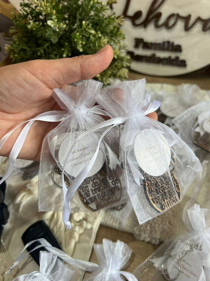 Detalle del grabado en souvenir de bautismo en madera