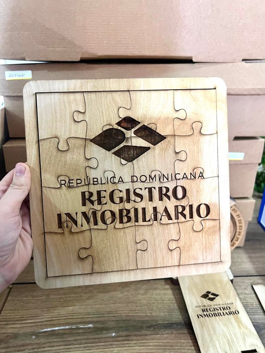 Rompecabezas infantil en madera con nombre grabado.