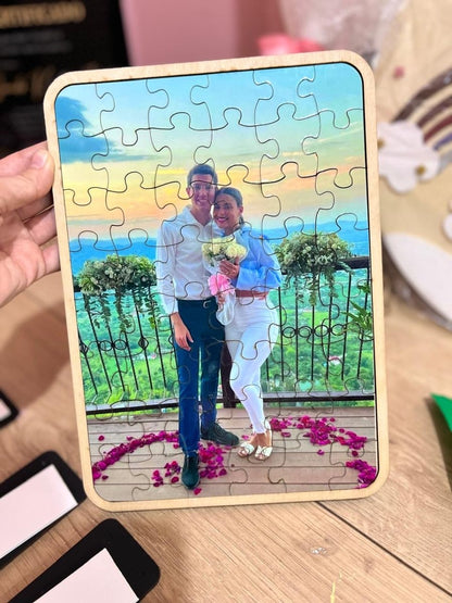 Detalle de rompecabezas personalizado en madera con nombres y frases