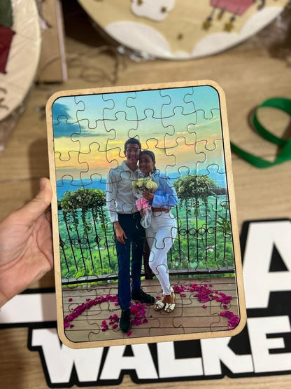 Detalle del acabado en color del rompecabezas personalizado en madera