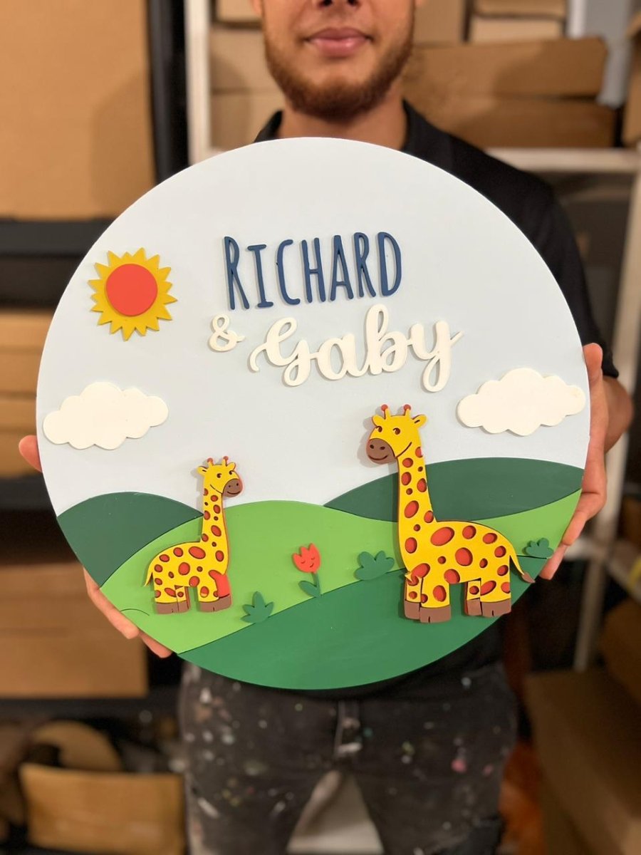 Colgante de madera con jirafa y amigos para nursery.