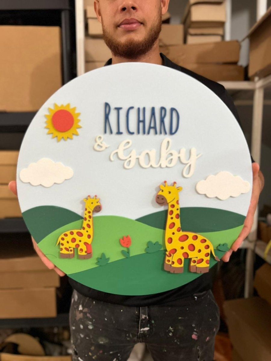 Safari nursery wall hanging con jirafa y animales.