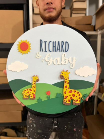 Safari nursery wall hanging con jirafa y animales.