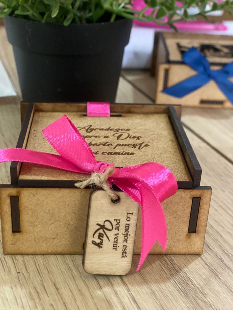 Souvenir de caja personalizada de madera con lazo Santo Domingo - Felt Craft RD