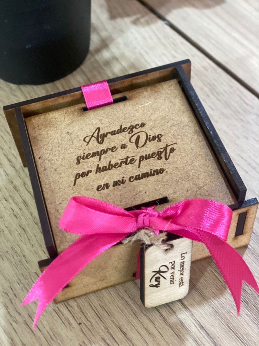 Souvenir de caja personalizada de madera con lazo Santo Domingo - Felt Craft RD