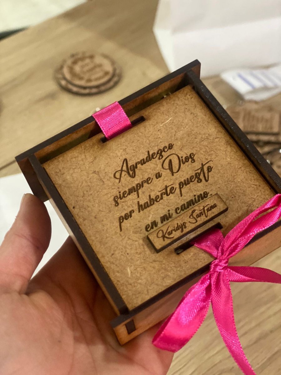 Souvenir de caja personalizada de madera con lazo Santo Domingo - Felt Craft RD