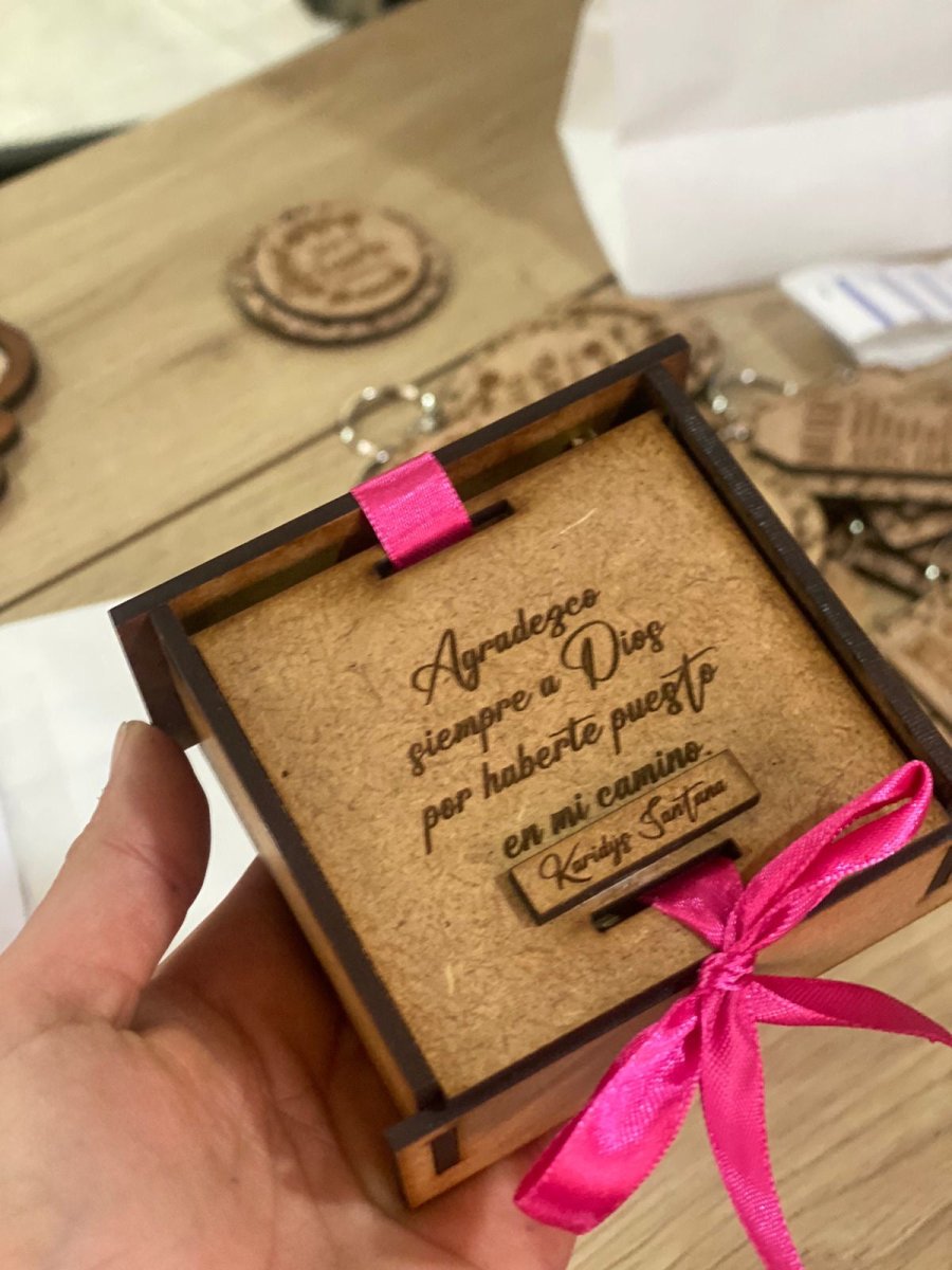 Souvenir de caja personalizada de madera con lazo Santo Domingo - Felt Craft RD