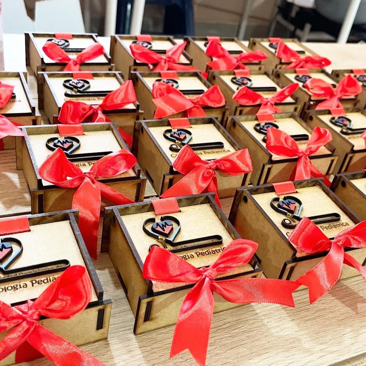 Souvenir de cajita para empresas personalizado de madera - Felt Craft RD