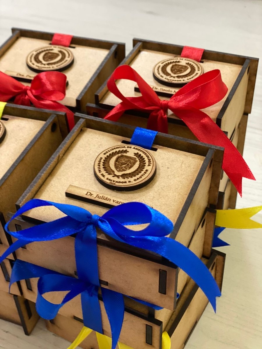 Souvenir de cajitas de madera para regalo de residencia médica - Felt Craft RD