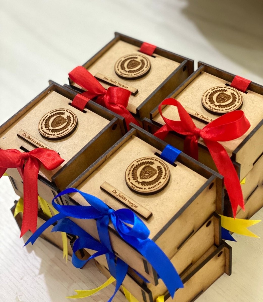 Souvenir de cajitas de madera para regalo de residencia médica - Felt Craft RD