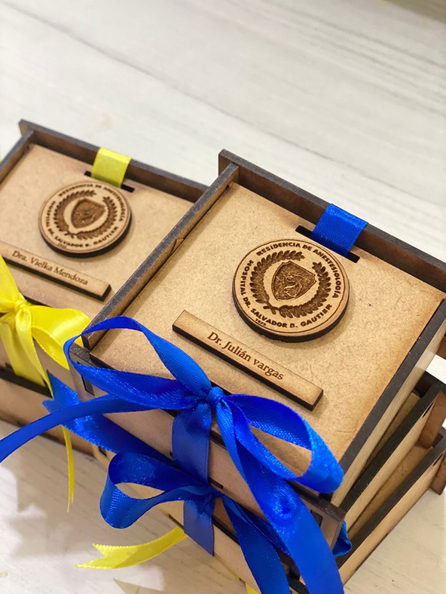 Souvenir de cajitas de madera para regalo de residencia médica - Felt Craft RD