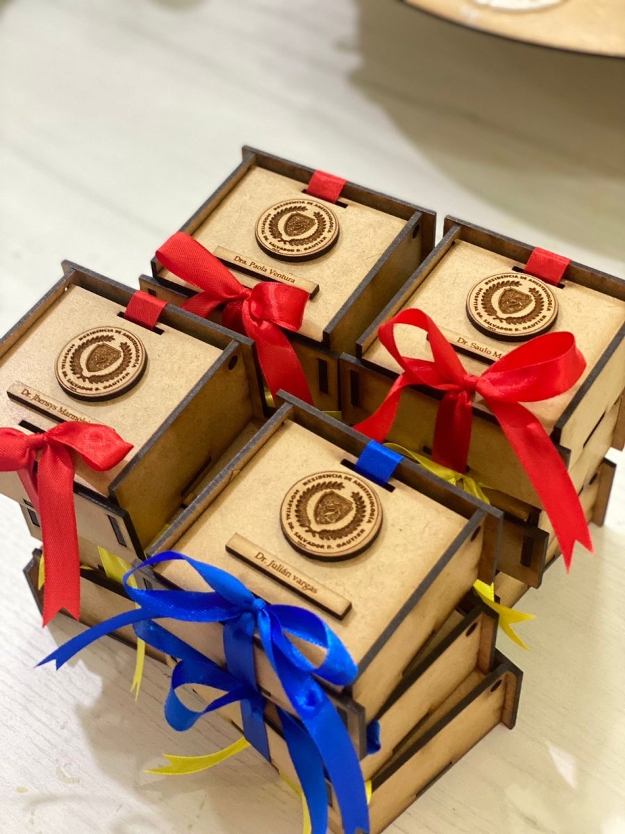 Souvenir de cajitas de madera para regalo de residencia médica - Felt Craft RD