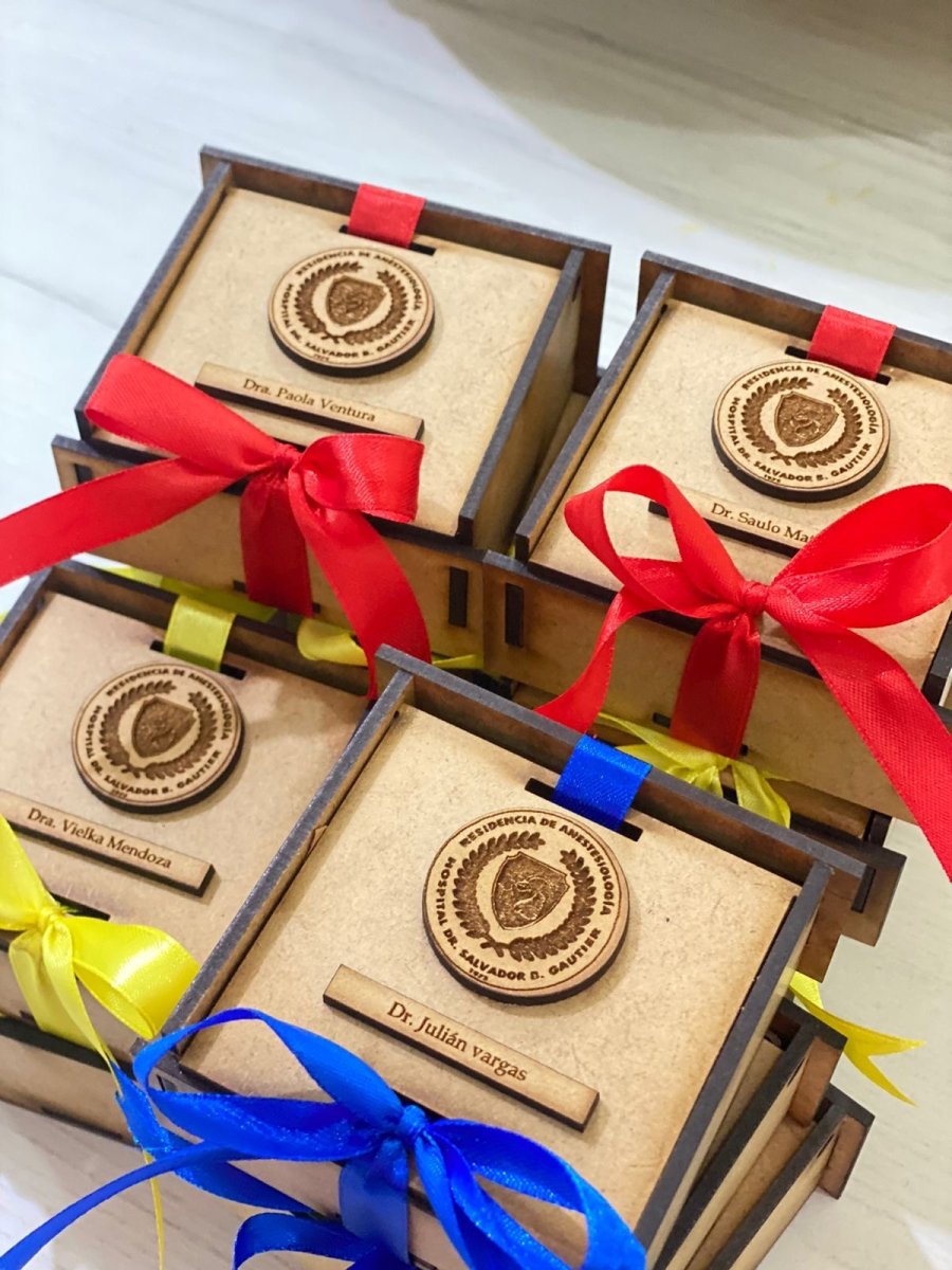 Souvenir de cajitas de madera para regalo de residencia médica - Felt Craft RD