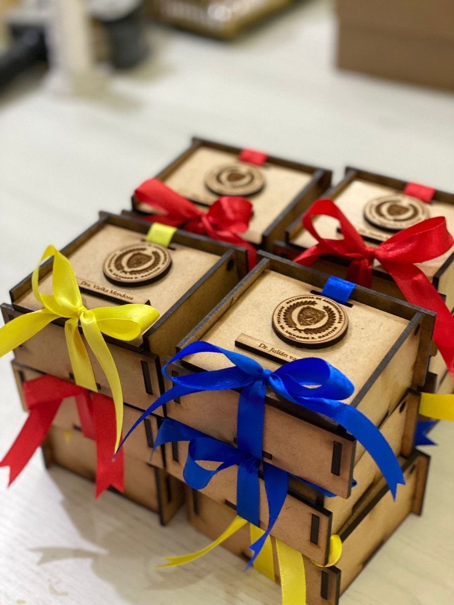 Souvenir de cajitas de madera para regalo de residencia médica - Felt Craft RD