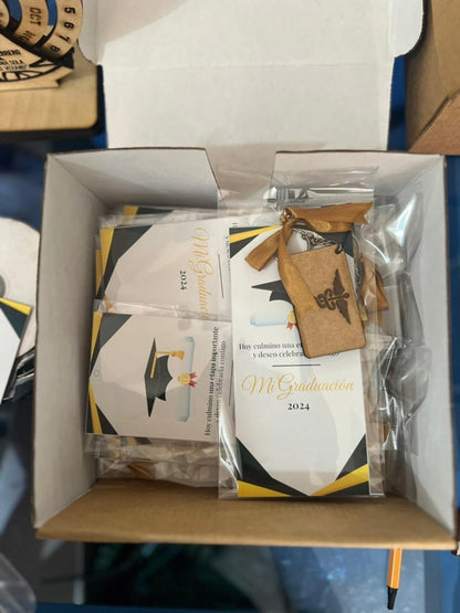 Detalle del grabado en llavero de graduación en madera