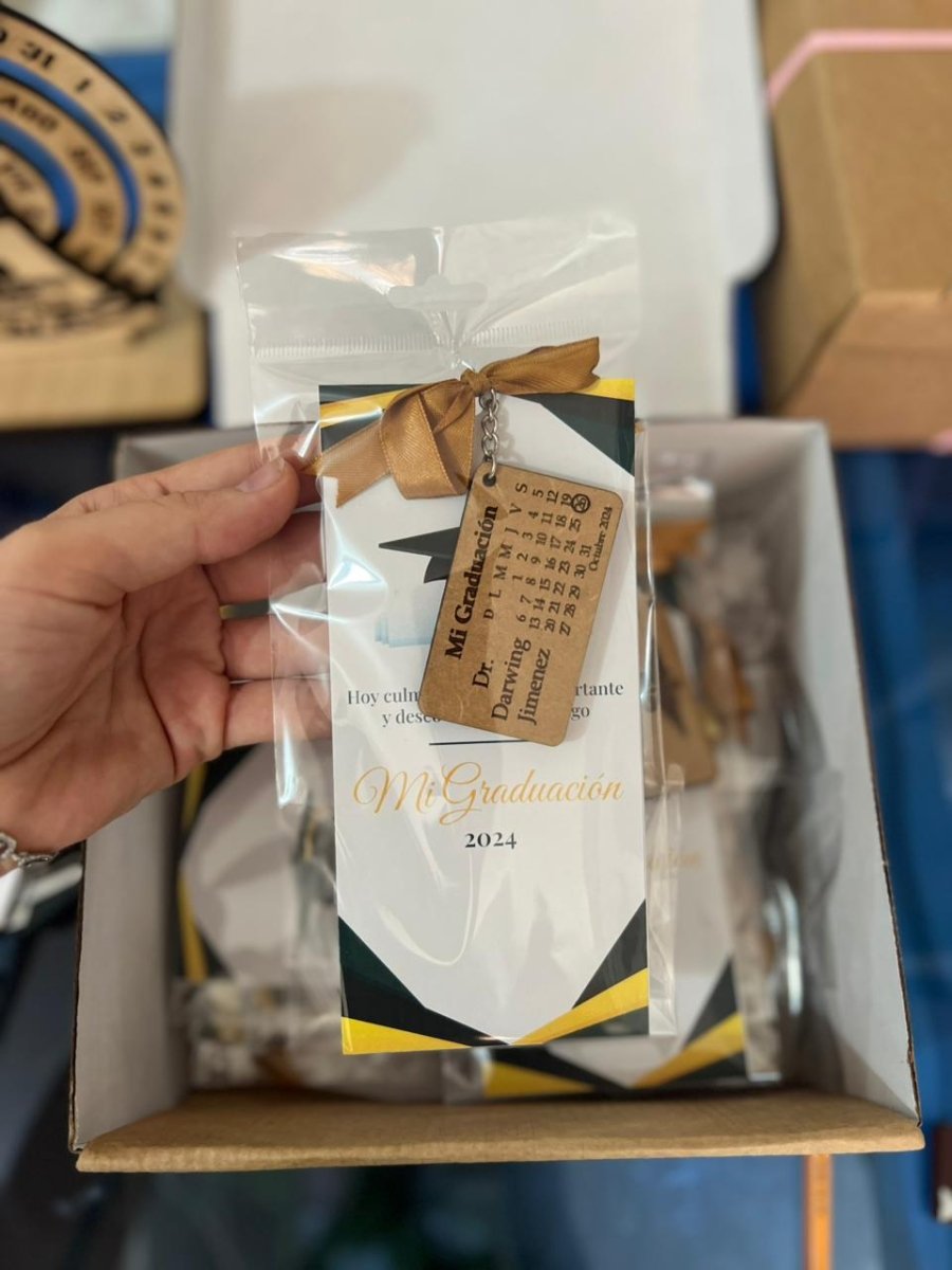 Llavero de madera personalizado para graduandos