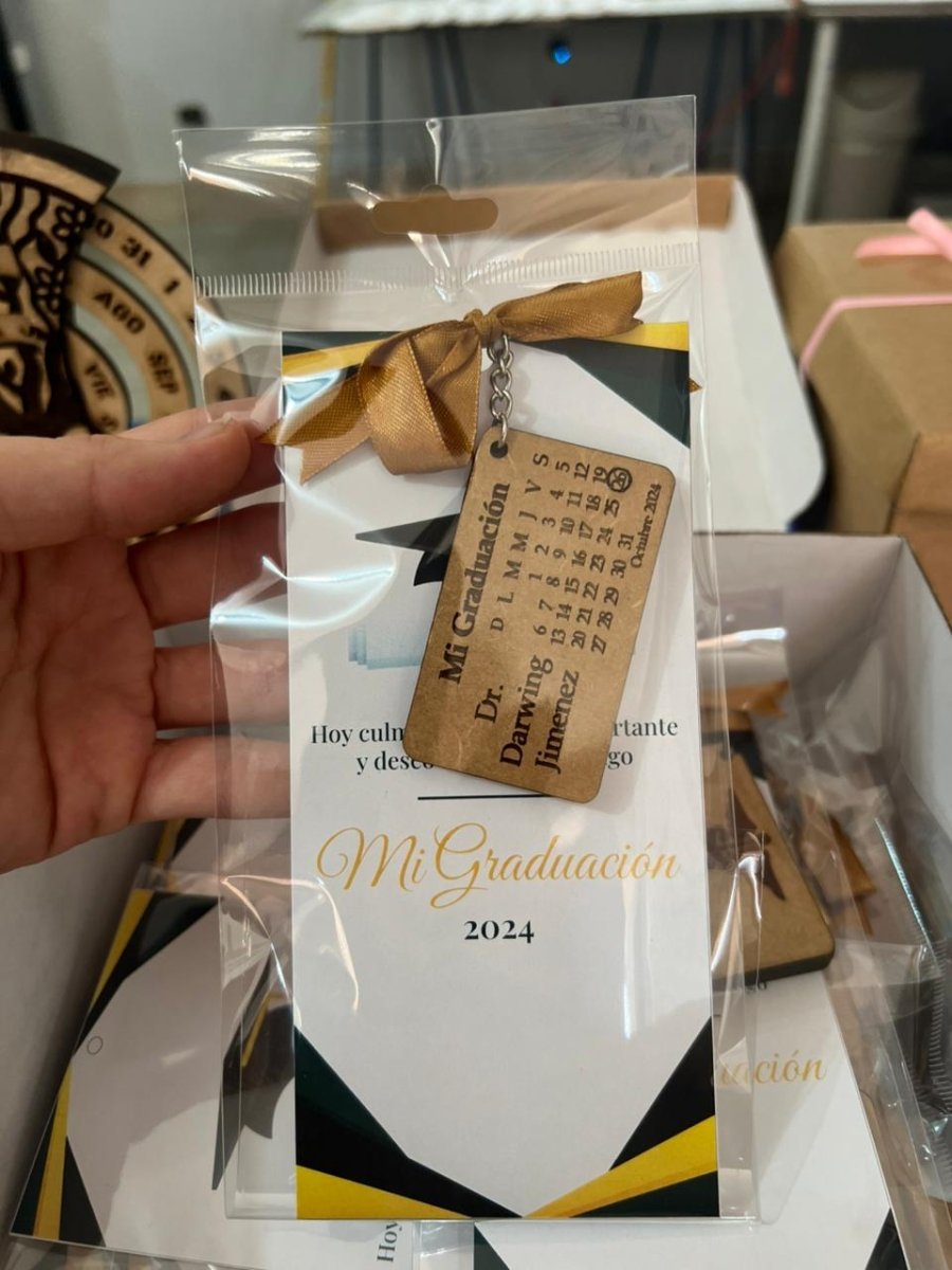 Souvenir de graduación en forma de llavero con diseño grabado