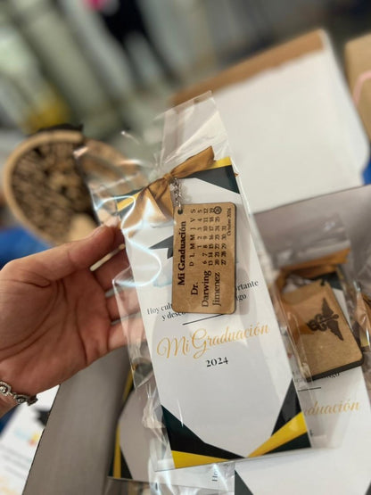 Llavero de madera como souvenir de graduación personalizado