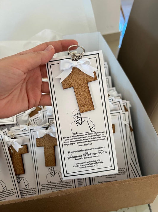 Invitación de bautizo personalizada en madera