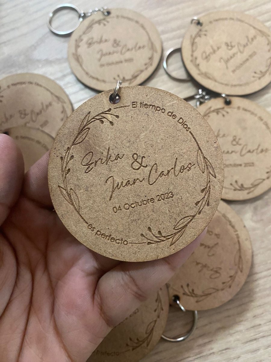 Souvenir de llaveros de boda en madera personalizados - Felt Craft RD