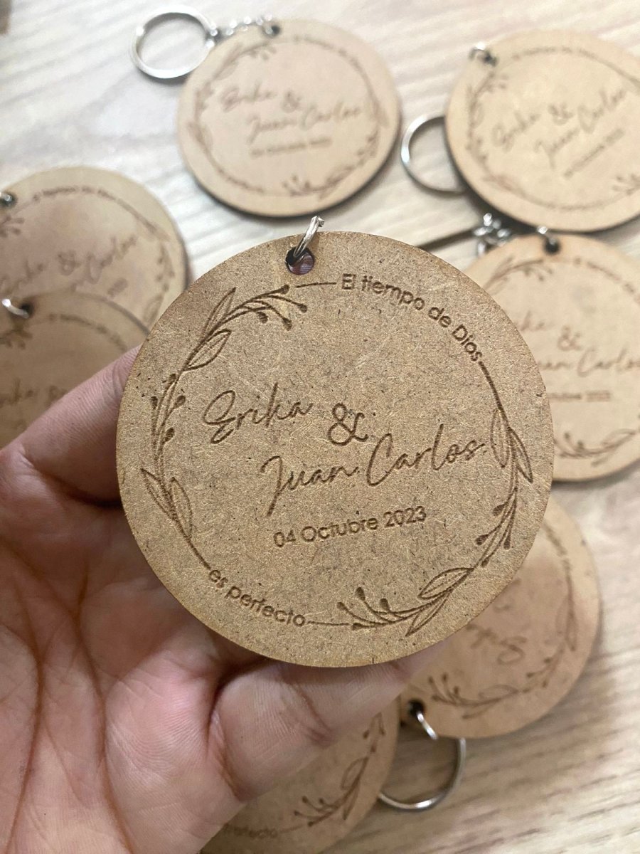 Souvenir de llaveros de boda en madera personalizados - Felt Craft RD