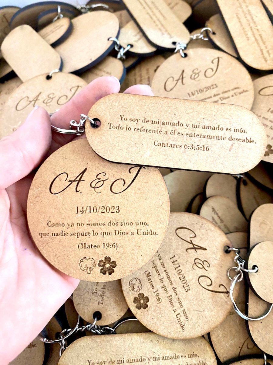 Souvenir de llaveros de madera personalizados para bodas - Felt Craft RD