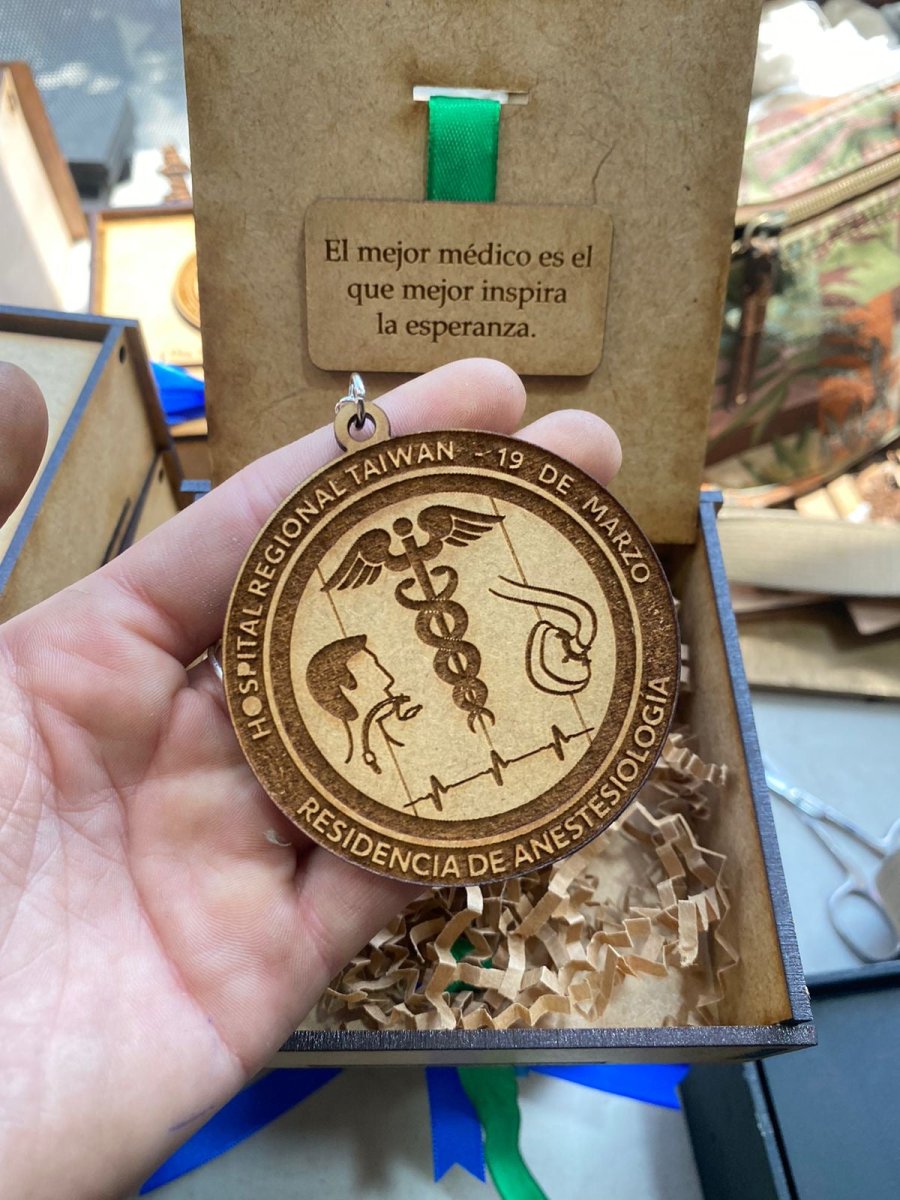 Souvenir médico de cajita personalizada de madera - Felt Craft RD