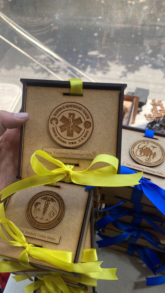 Souvenir médico de cajita personalizada de madera - Felt Craft RD