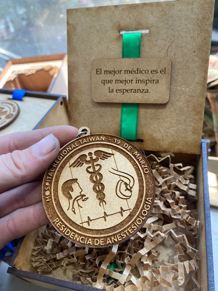 Souvenir médico de cajita personalizada de madera - Felt Craft RD