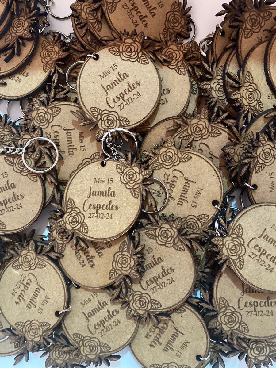 Souvenirs de llaveros personalizado en madera para cumpleaños - Felt Craft RD