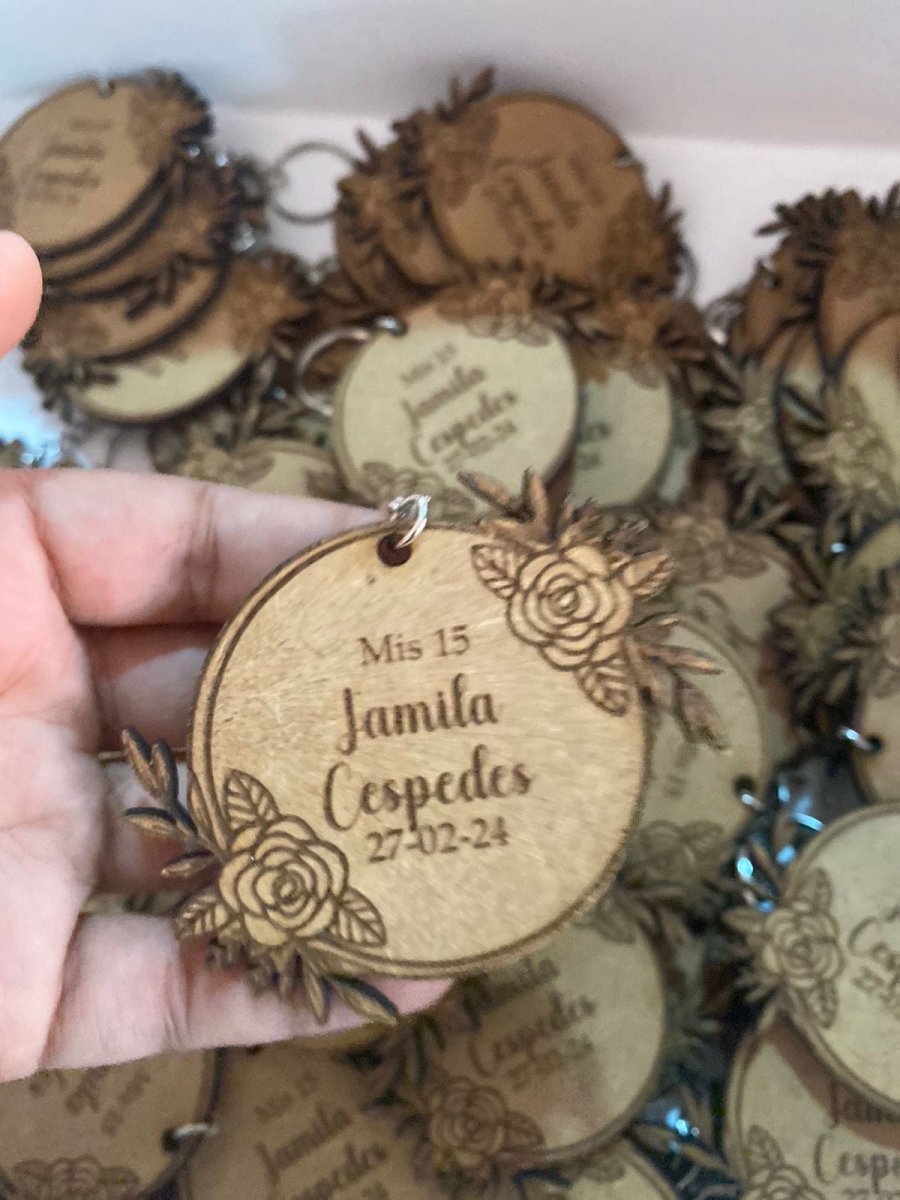Souvenirs de llaveros personalizado en madera para cumpleaños - Felt Craft RD