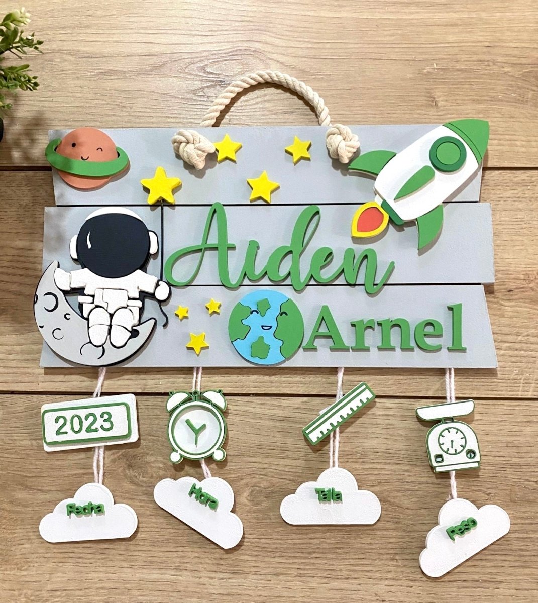 Colgante decorativo espacial para nursery de bebé.