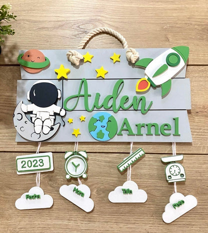 Colgante decorativo espacial para nursery de bebé.