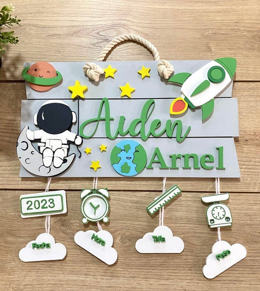 Colgante decorativo espacial para nursery de bebé.