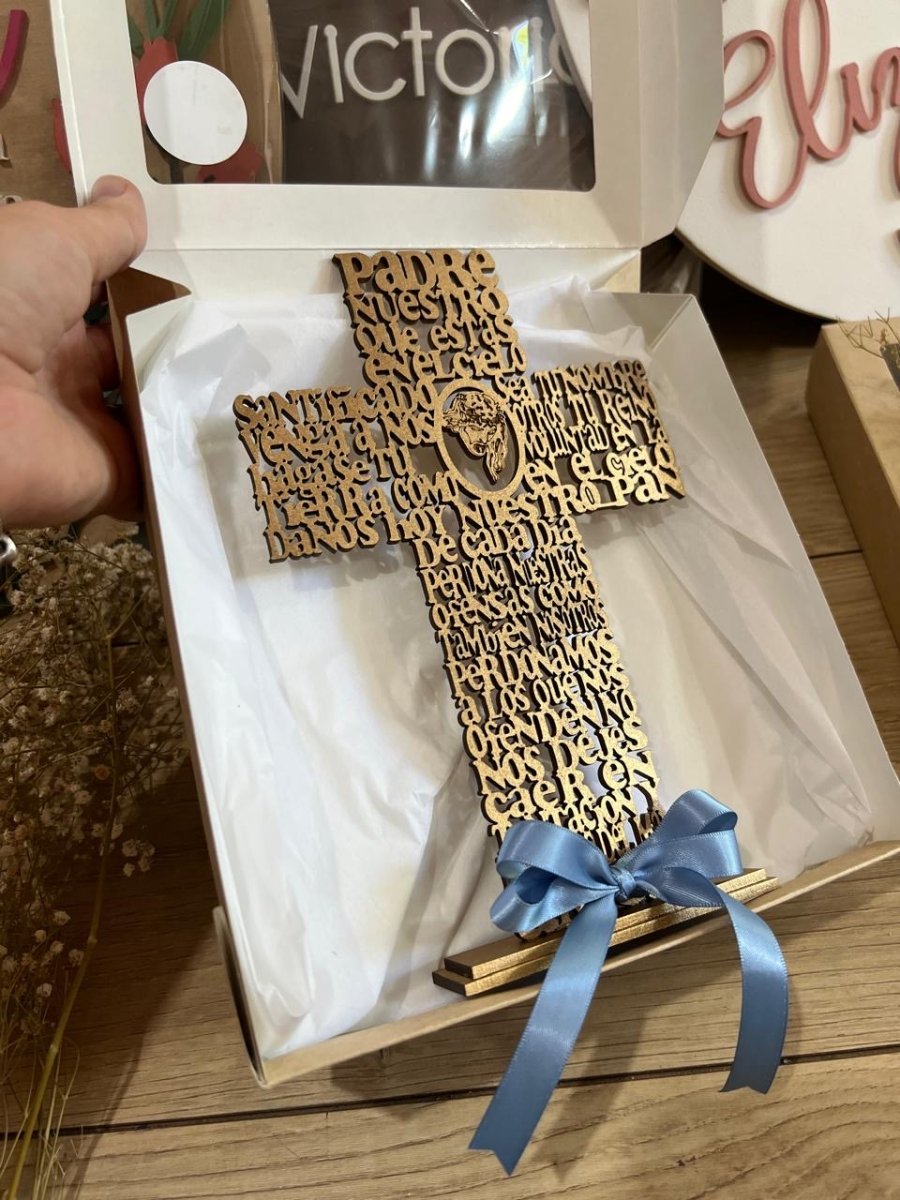 Decoración de mesa en forma de cruz hecha en madera