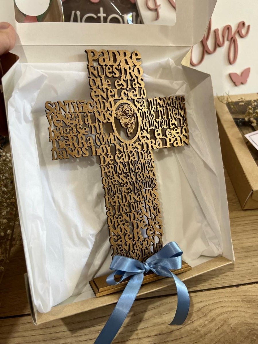 Cruz en madera personalizada para decoración de mesa