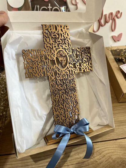 Cruz en madera personalizada para decoración de mesa
