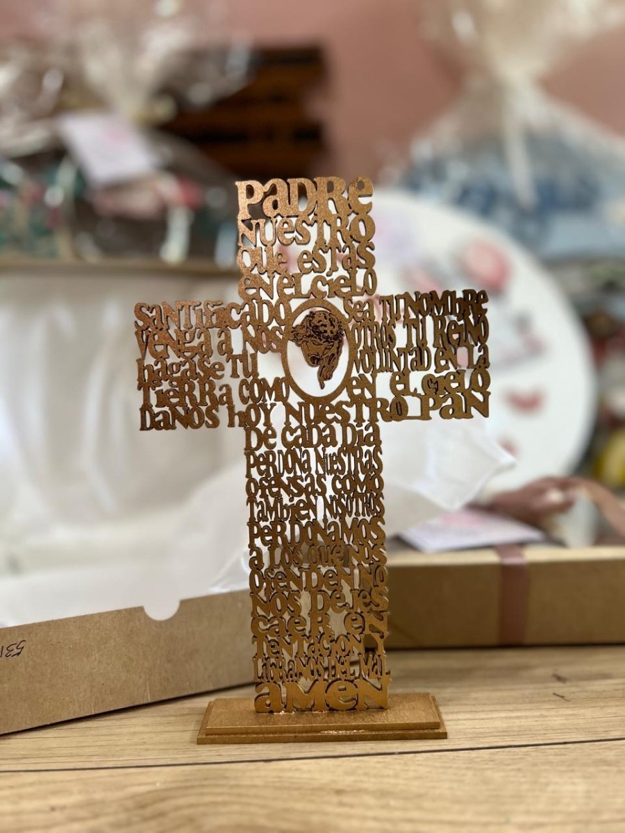Cruz de madera personalizada ideal para centros de mesa