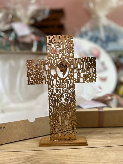 Cruz de madera personalizada ideal para centros de mesa