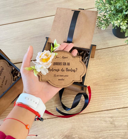 Caja con llavero para invitación de boda personalizada de madera