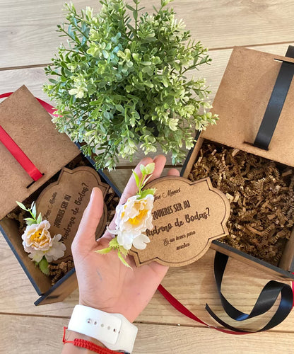 Caja con llavero para invitación de boda personalizada de madera