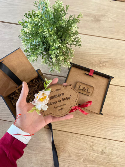 Caja con llavero para invitación de boda personalizada de madera