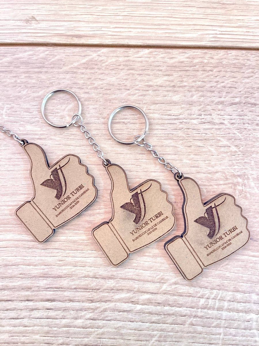 Llavero empresarial personalizado en madera con grabado láser.