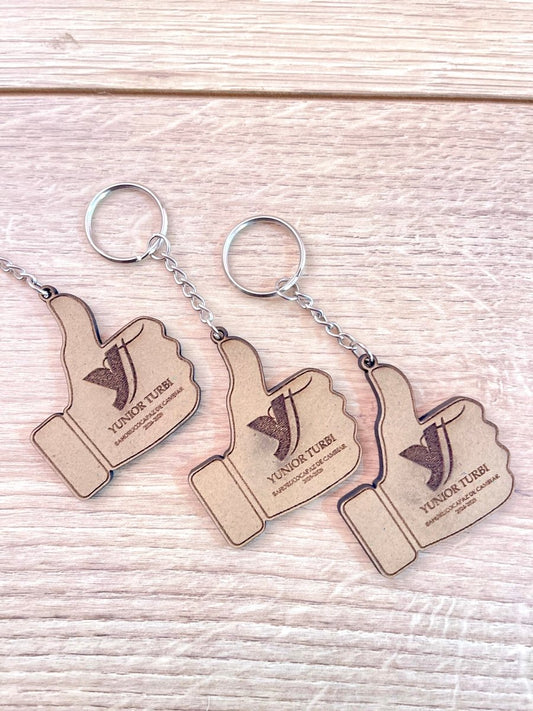 Llavero empresarial personalizado en madera con grabado láser.