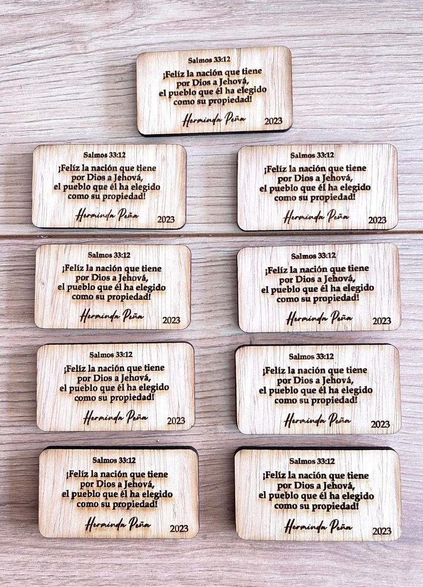 Magneto de nevera personalizado en madera con mensaje grabado.