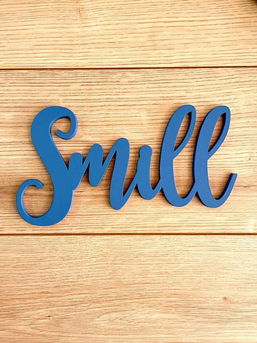 Decoración en madera con nombre y corazón para cuarto de bebé.