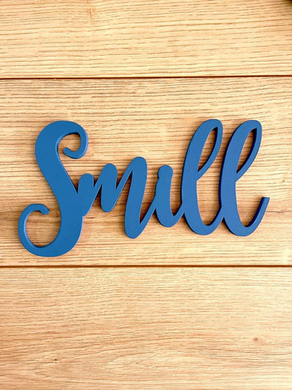 Decoración en madera con nombre y corazón para cuarto de bebé.