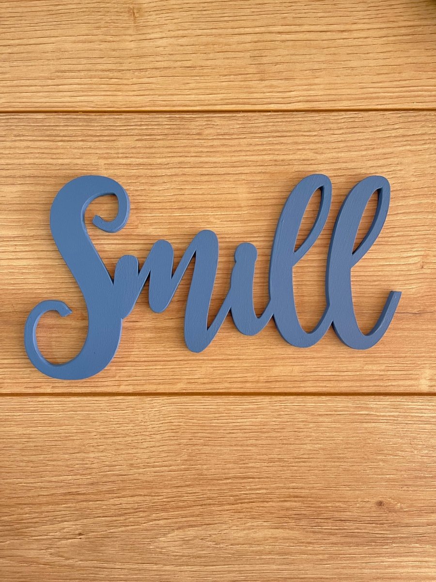 Nombre grande de madera personalizado para habitación infantil.